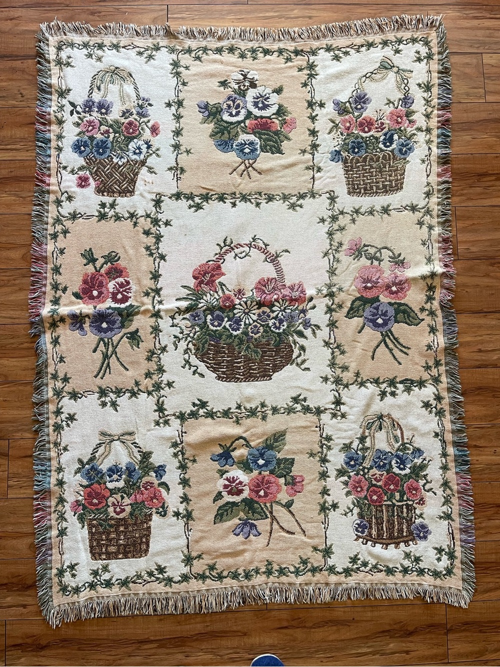 Goodwin Weavers Tapestry Baskets of Daisies Throw